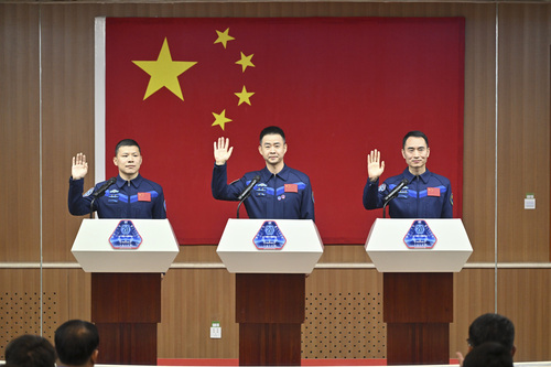 新華全媒＋丨神舟二十號(hào)載人飛行任務(wù)航天員(7081732)-20250424092101