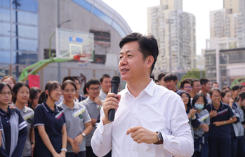 守護(hù)“會(huì)發(fā)光”的成長