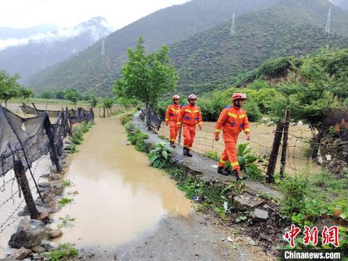 5月31日，迪慶消防隊(duì)員巡查當(dāng)?shù)厥転?zāi)情況。迪慶消防 供圖