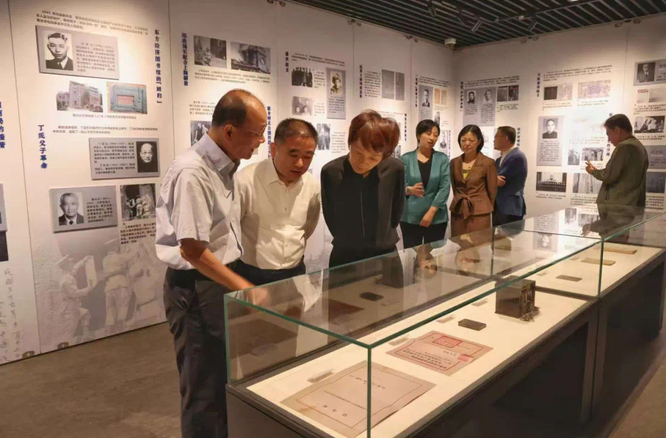 “不忘初心 逐夢前行”文獻(xiàn)圖片展在滬開幕