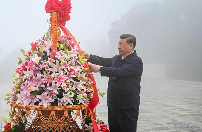深情致敬英雄 擎舉民族精神