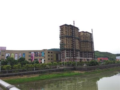 江西省德興市福泰房地產(chǎn)開發(fā)有限公司的項目已爛尾停工兩年。這家公司2011年拍下“地王”項目，迄今仍保持著最高地價紀錄。 新京報記者 孫瑞麗 攝