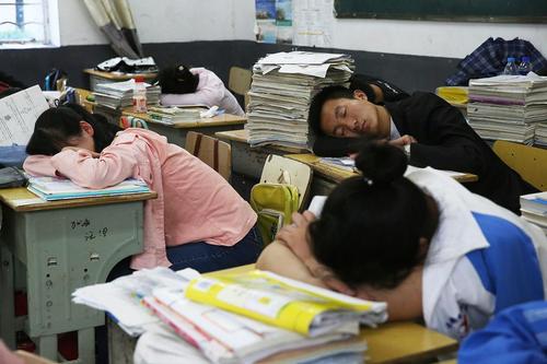 6月1日，隨著高考的逼近，高三學(xué)子進(jìn)入最后的沖刺。在安慶市桐城市天城中學(xué)，上千名高三學(xué)子為了節(jié)約時(shí)間，中午不再往返出租屋或家里，飯后趴在教室的課桌上集體午休。