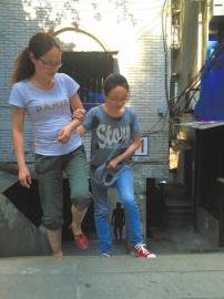 6月3日放學(xué)后，江有芳扶著女兒回家。