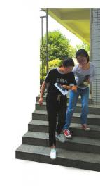 只要鐘珊起身，就會(huì)有同學(xué)靠攏過來，讓她挽住手