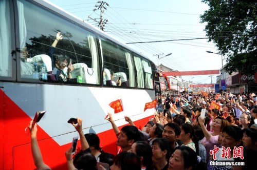 資料圖：6月5日上午，19輛大巴車從毛坦廠校園緩緩開出，一年一度的萬人送考拉開大幕。 <a target='_blank' href='http://www.chinanews.com/'>中新社</a>記者 韓蘇原 攝
