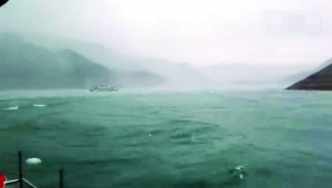 附近垂釣者拍下沉船最后畫面，當(dāng)時湖面上風(fēng)雨大作。