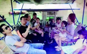事發(fā)前有人發(fā)在朋友圈里的船上照片。