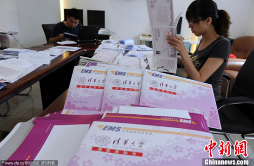 資料圖。清華大學(xué)發(fā)放錄取通知書。范繼文 攝 圖片來源：CFP視覺中國(guó)