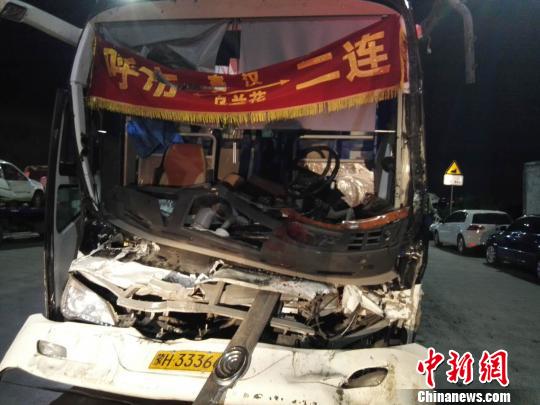 圖為載客大巴車，受損嚴重。
