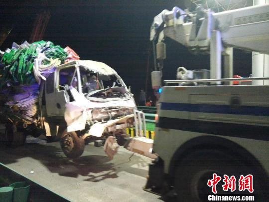 圖為事故清障車運送受損車輛。