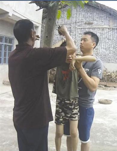 民警將小旭抱起，羅某解開(kāi)繩子