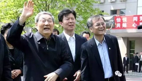 據(jù)媒體報道，在這次交流中，朱镕基還重點談論了房地產(chǎn)問題。