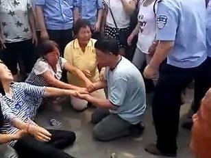 媒體：官員下跪都為啥？跪領導跪紀委跪大師…
