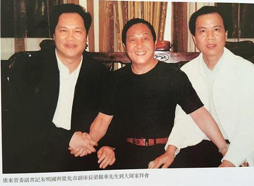 媒體：官員下跪都為啥？跪領導跪紀委跪大師…