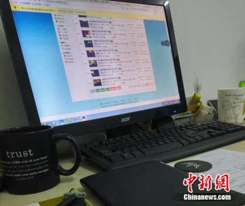 圖為北京一小中介公司在網(wǎng)上刷“假房源”。呂春榮 攝
